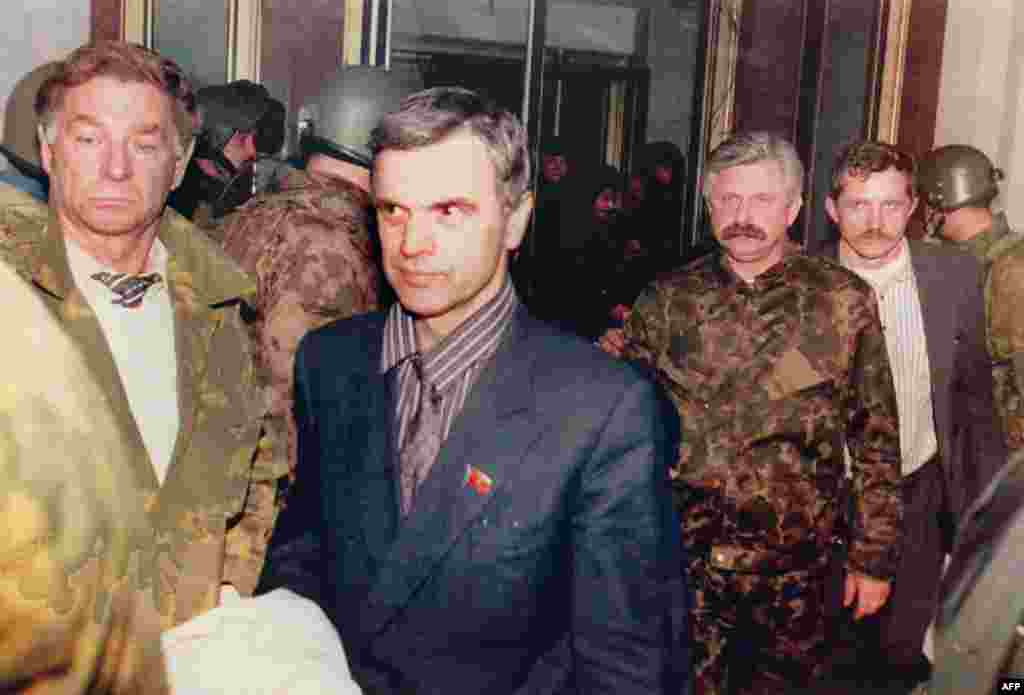 Руслана Хасбулатова и Александра Руцкого выводят из Белого дома. 4 октября 1993 года.