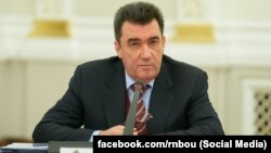 «Є речі, наприклад, питання мови – це дуже важливе, принципове питання для держави. Ніякої другої, російської, у нас бути не може», – заявив Данілов