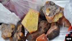 Ілюстраційне фото. Шматки бурштину представлені на польсько-українському кордоні в Дорогуську, 16 березня 2016 року