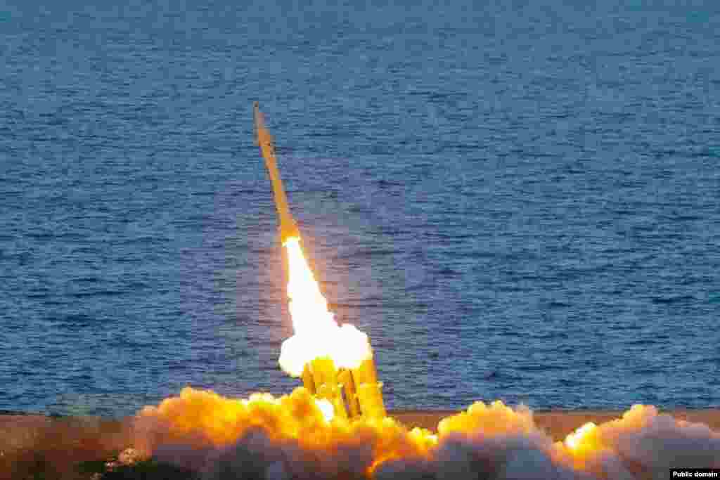 Запуск ракети Fath-360 під час військових навчань на півдні Ірану в листопаді 2022 року. Балістичну ракету малої дальності вперше представили ​​на військовому параді в Тегерані в квітні 2022 року. Fath (&laquo;Фатх&raquo;) з перської означає &laquo;завоювання&raquo;. Кожна ракета довжиною 5,2 метра може нести боєголовку вагою 150 кілограмів. Це приблизно втричі більше за бойову частину безпілотних літальних апаратів Shahed іранської розробки, які Росія вперше застосувала проти України у 2022 році