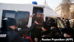 Поліція затримує прихильників опозиції в Алмати в день виборів 10 січня 2021 року