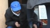 Илустрација: Чистач на чевли со капче со знамето на ЕУ во Скопје 