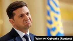 Комік і кандидат на президентську посаду Володимир Зеленський відразу піcля зйомки для серіалу «Слуга народу», де він грає роль президента України Василя Голобородька. Київ, 6 березня 2019 року