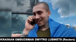 „Bună, mamă, sunt acasă!”: Îmbrățișări și urale în timp ce Ucraina și Rusia fac schimb de prizonieri de război