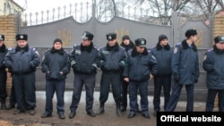 Біля тюремного муру молились, колядували і… продовжували ремонт