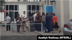 Azyk nobatyna duran ýaşaýjylar. Illýustrasiýa suraty