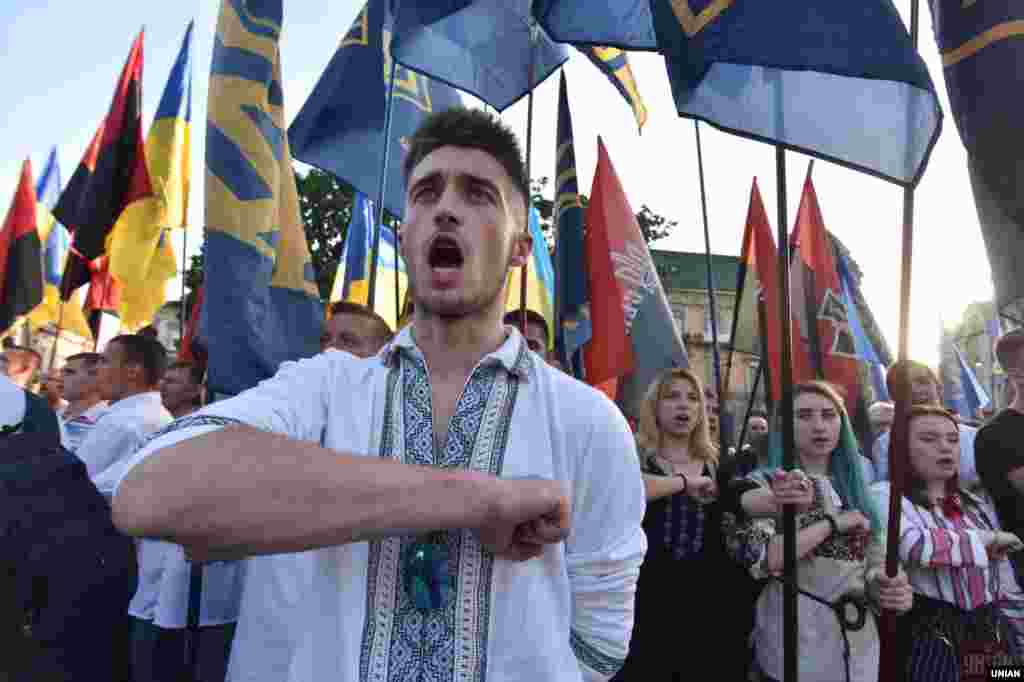 Учасники «Маршу тисячоліття української держави», присвяченого 78-й річниці проголошення Акта відновлення Української держави, у Львові, 30 червня 2019 року