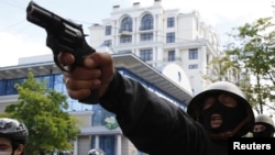 Проросійські бойовики з вогнепальною зброєю ціляться в учасників проукраїнської акції. Одеса, 2 травня 2014 року