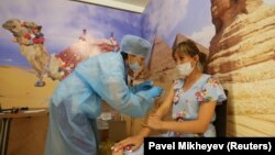 Казакстанда айрым соода борборлорундагы эмдөө жараяны.