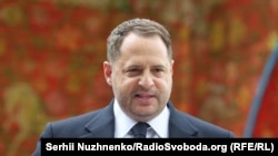 Часткова стенограма телефонної розмови Джуліані та Єрмака була вперше опублікована BuzzFeed News в квітні, а журнал Time першим опублікував деякі ключові витяги з розмови в лютому