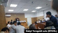 Жылуулук электр борборун модернизациялоо боюнча соттук отурумдардын биринен тартылган сүрөт.