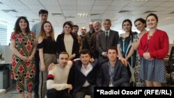 Азаттықтың Тәжік қызметінің қызметкерлері. 23 қазан 2019 жыл.