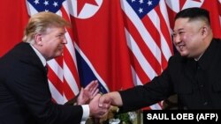 Президент США Дональд Трамп і лідер Північної Кореї Кім Чен Ин під час зустрічі в Ханої, лютий 2019 року