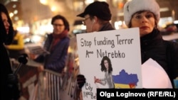 Опера ырчысы Анна Нетребкого каршы Нью-Йоркто өткөн акция.