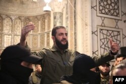 Абу Мухаммад аль-Джолані виступає перед натовпом повстанців після взяття Дамаска. 8 грудня 2024 року