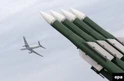 Орусиялык "Бук-M2" ракета комплекси MAKS-2013 авиа жана космостук көргөзмөсүндө. Москванын ныптасындагы Жуково аэродрому. 31-август 2013
