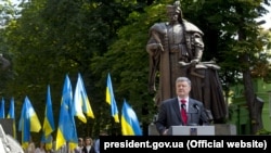 Президент України Петро Порошенко під час виступу біля пам’ятника гетьману Пилипу Орлику з нагоди Дня Конституції України в Києві 28 червня 2018 року
