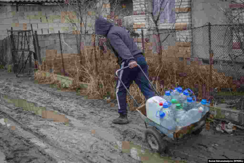 Суу ташыган бала. 