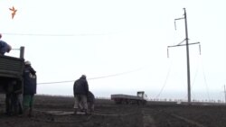 Активистлар Чаплынкада электр үткәргечләрне төзәтүне күзәтә