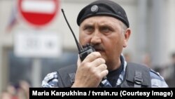 Колишній командир спецпідрозділу «Беркут» Сергій Кусюк у формі ОМОНу на мітингу в Москві