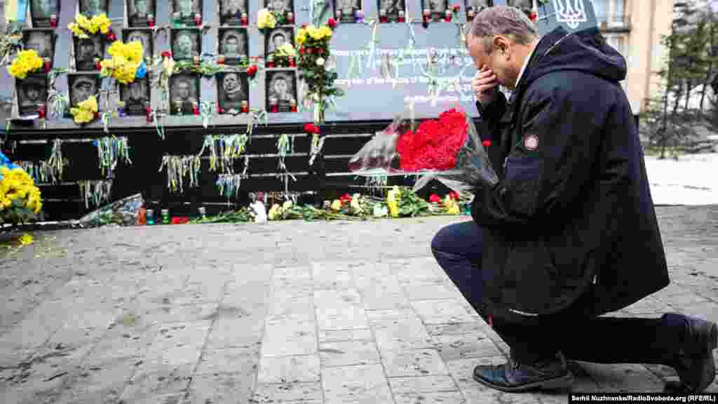 Чоловік плаче під час вшановували пам’яті Героїв Небесної сотні, Київ, 21 листопада 2018 року ПЕРЕГЛЯНЬТЕ ФОТОГАЛЕРЕЮ