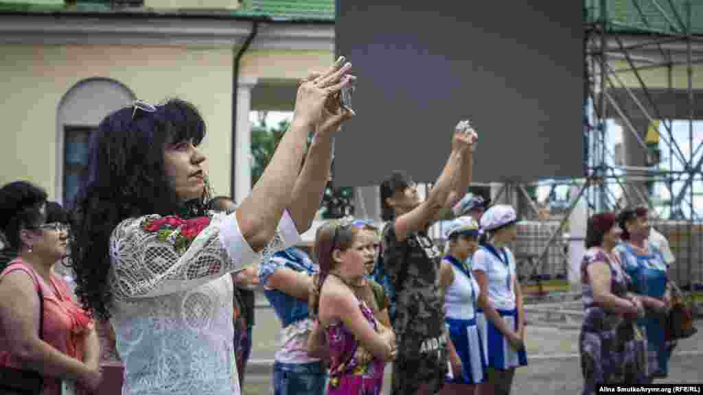 Мамы снимают выступления своих детей 