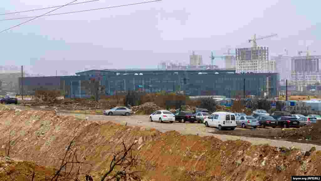 Центр олімпійської підготовки Криму з водних видів спорту біля об'їзної дороги, по сусідству з новим житловим комплексом мікрорайону «Кримська роза» мали збудувати до 31 червня 2021 року