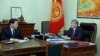Президент Алмазбек Атамбаев менен УКМК башчысы Абдил Сегизбаев. 