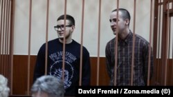 Слева направо: Виктор Филинков и Юлий Бояршинов, обвиняемые по делу «Сети», в суде Санкт-Петербурга.