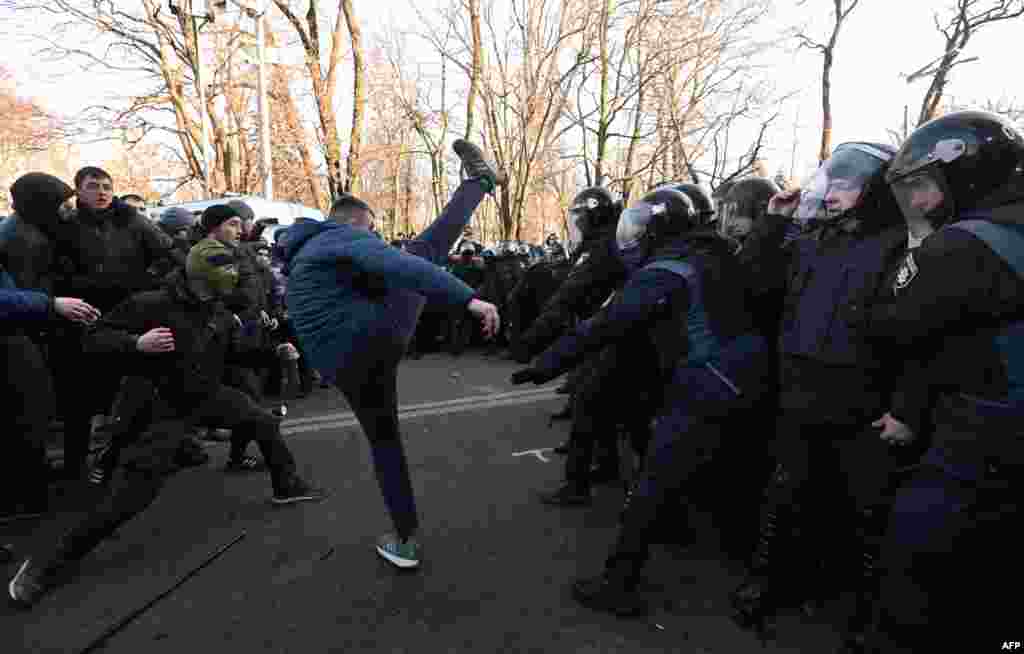 26 осіб затримали, 19 постраждалих звернулися до медиків під час сутичок біля Ради між противниками (билися переважно представники «Національних дружин» та «Національного корпусу») ринку землі та силовиками. Київ, 17 грудня 2019 року