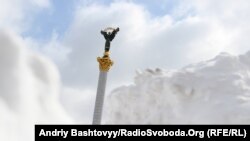 Зима 2013 года в Киеве была суровой. На площади Независимости тогда намело огромные сугробы.