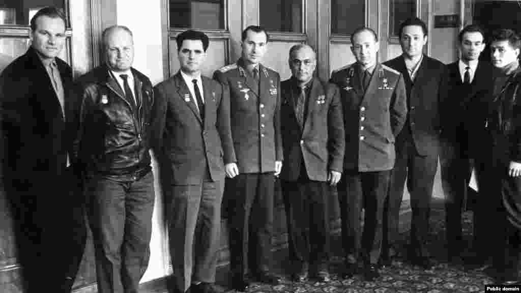 На этой фотографии вместе с космонавтами запечатлен военный летчик из Крыма, крымский татарин Амет-Хан Султан (в центре). Точная дата съемки неизвестна. Амет-Хан Султан принимал участие в подготовке к полетам первых советских космонавтов, испытывал спускаемый аппарат, предназначенный для возвращения космонавтов на Землю. В 1958-1960 годах отряд первых космонавтов под руководством Султана впервые испытал невесомость. Амет-Хан был лично знаком с Юрием Гагариным и даже запечатлен с ним на любительской видеохронике, когда космонавт приехал в Жуковский (Россия), чтобы поздравить летчиков-испытателей с Первомаем. Эти кадры представлены в фильме «День победы. Крымские татары. Амет-Хан Султан». Как говорится в ленте, Юрий Гагарин «прекрасно понимал, что не будь их тяжелого труда, не было бы и его полета»
