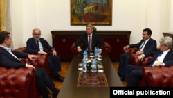 Во Кабинетот на претседателот Ѓорге Иванов се одржа средба на која присуствуваа Заев, Џафери, Груевски и Ахмети