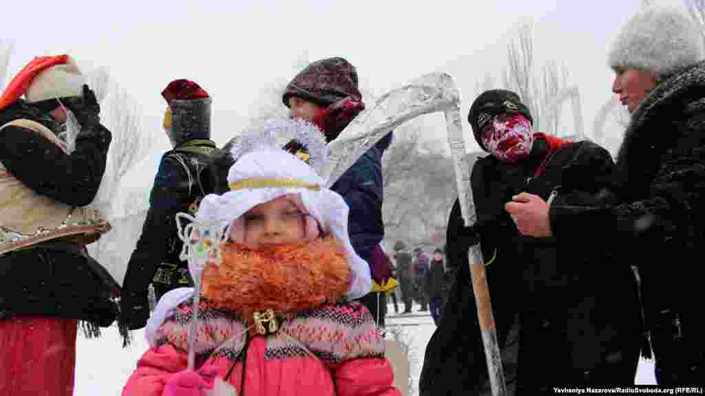 Учасники дитячого вертепу готуються до виступу. Один з найбільш поширених персонажів таких вертепів – янгол (по центру)