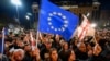 Флаги ЕС и Грузии на митинге против закона об «иноагентов»
