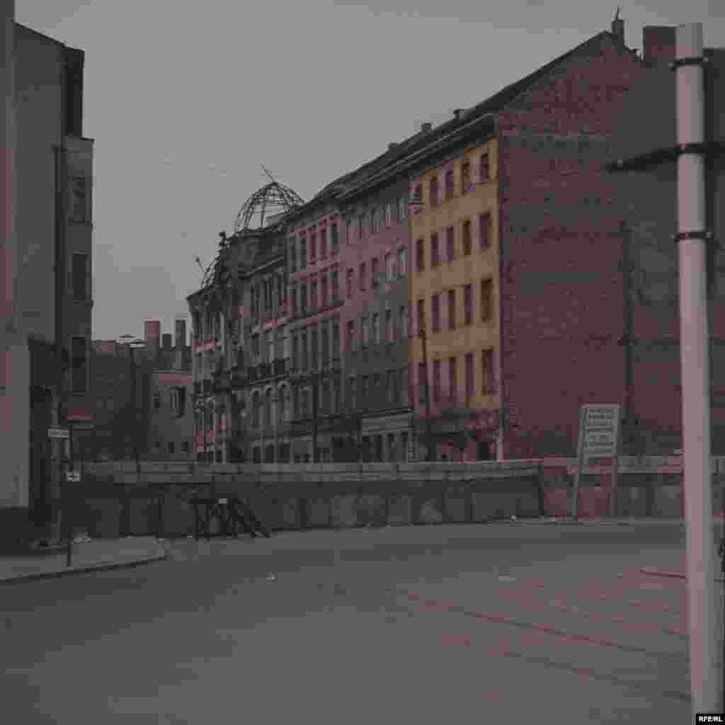 Жаңыдан гана тургузулган Берлин дубалынын бир көрүнүшү. - 1961-жылы, 24-августта 24 жаштагы Гюнтер Литфин Шпрее дарыясын сүзүүгө аракет жасаган маалда атып өлтүрүлгөн.