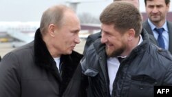 Орус президенти Владимир Путин жана чечен лидери Рамзан Кадыров (оңдо) Чеченстандын Гудермес шаарында, 20-декабрь 2011-жыл.