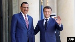Президент Франції Емманюель Макрон (п) і його колега з Нігеру Мохамед Базум, Париж, 23 червня 2023 року