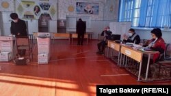 Жалал-Абаддагы шайлоо тилкелеринин бири. Кабардагы маалыматтарга тиешеси жок. 