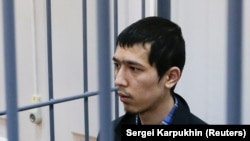 Аброр Азимов сот учурунда.