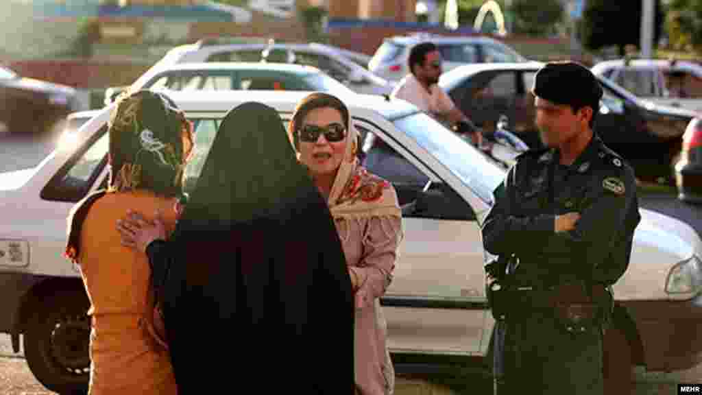 "Açıq geyindiyi" üçün saxlanan qadınlar. Tehran 11 iyul 2012
