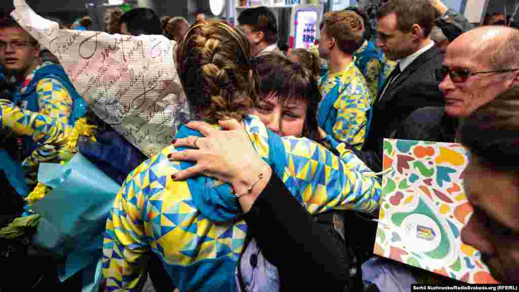 Мама зі сльозами щастя зустрічає чемпіонку ІІІ Юнацьких Олімпійських ігор Ярославу Магучіх (стрибки у висоту). Збірна України повернулася з ІІІ літніх Юнацьких Олімпійських ігор, які відбулися в аргентинському Буенос-Айресі, де здобула 23 нагороди в 13 видах спорту: сім золотих та по вісім срібних і бронзових нагород. Київ, 22 жовтня 2018 року БІЛЬШЕ ПРО ЦЕ