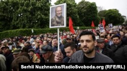 Чоловік з портретом Дмитра Яроша вийшов на акцію «Безсмертний полк» у Києві. 2019 рік