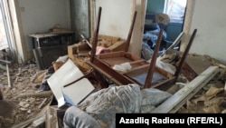 Будинок в азербайджанському місті Гянджа, після обстрілу ракетами, випущеними із території Вірменії 11 жовтня. Обидві сторони конфлікту зазнали втрат серед військових і цивільного населення після того, як у вересні розпочалися бої за Нагірний Карабах. (Azadliq Radiosu, RFE/RL)