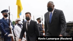 Міністр оборони США Ллойд Остін (п) вітає президента України Володимира Зеленського в Пентагоні, 31 серпня 2021 року