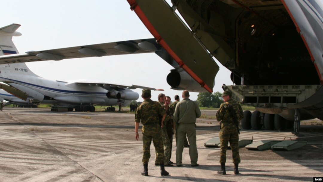 Российские военные самолеты в сухумском аэропорту, август 2008 г.