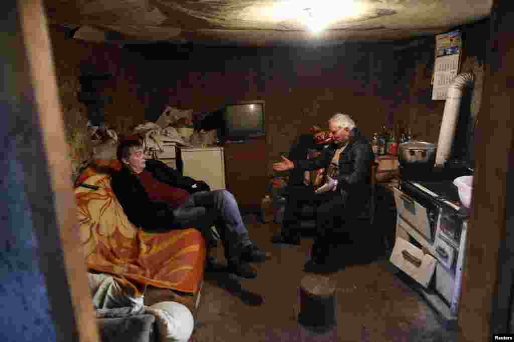 Knežević u razgovoru sa prijateljem koji živi takođe u neizvijesnosti u okolini Knina, 19. februar 2013. Foto: Reuters / Antonio Bronić