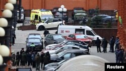 Поліція Москви та машини швидкої допомоги біля елітного житлового комплексу, де пролунав вибух. Росія, 3 лютого 2025 року 