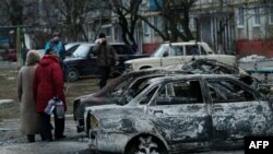 Знищені внаслідок обстрілу бойовиками «ДНР» автомобілі у Маріуполі. 25 січня 2015 року