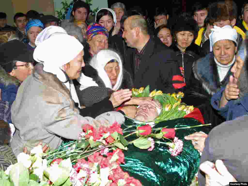 Алтынбек Сәрсенбайұлымен қоштасу рәсімі. Алматы, 15 ақпан 2006 жыл.